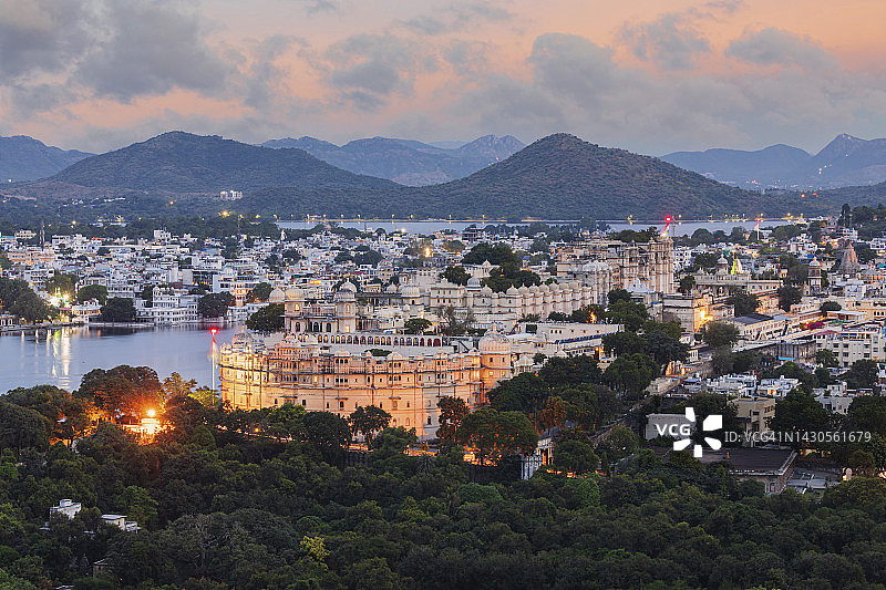黎明时分的城市宫殿和皮丘拉湖景色图片素材