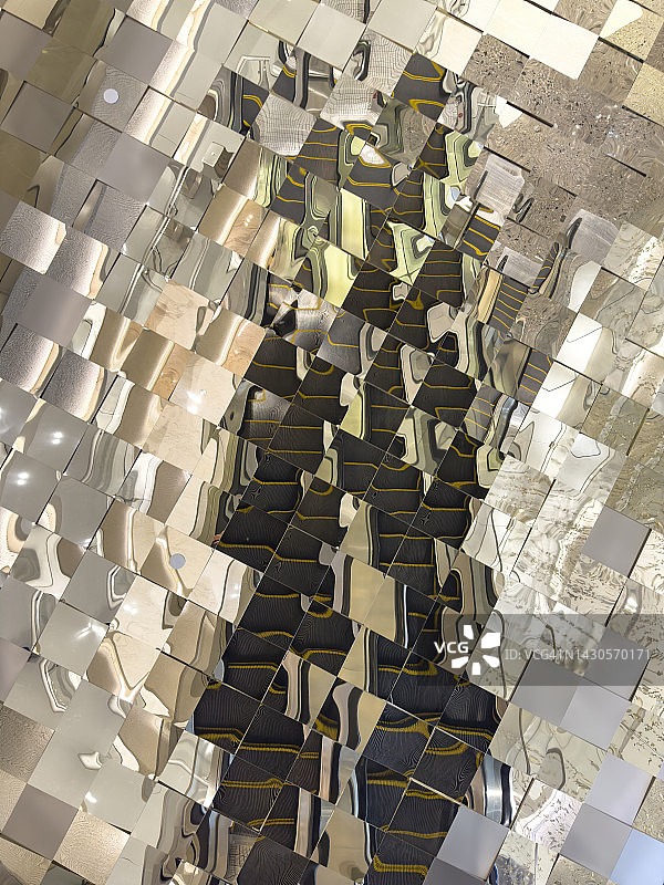 天花板镜面反射地面形成的抽象图案图片素材