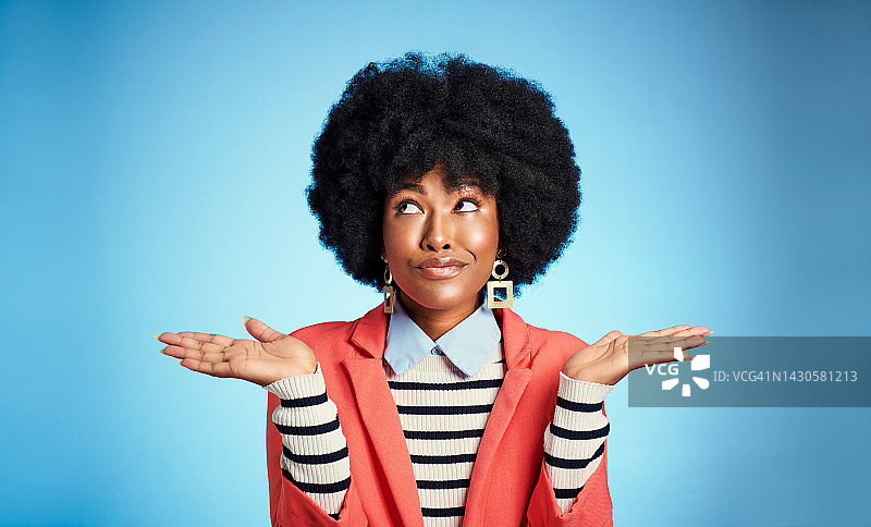 思考，困惑和耸肩的女人怀疑，困惑和不确定选择，决定和想法，反对蓝色背景。沉思的非洲黑人女性有常见问题解答，问题和张开的手图片素材