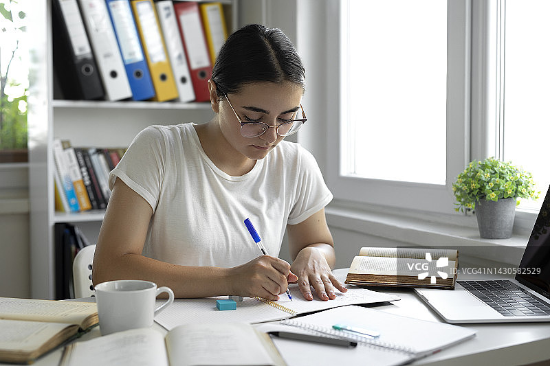 年轻女子专心备考图片素材