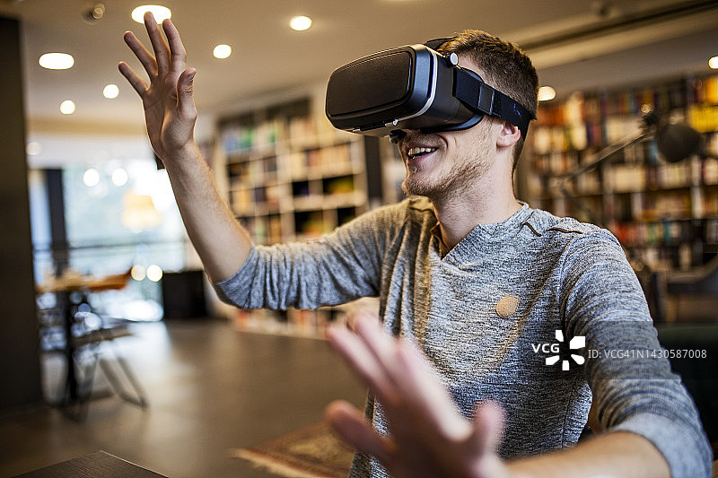 使用VR头显的年轻学生图片素材