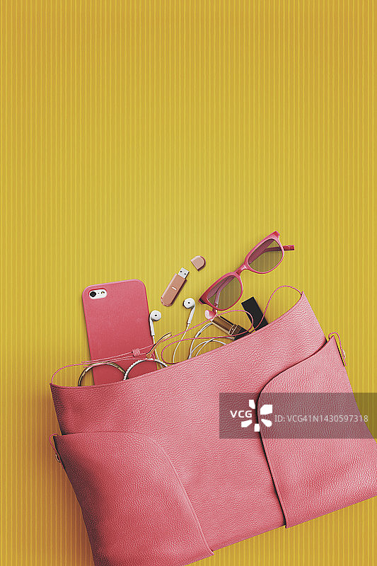 黄色背景中的女士包内物品俯视图图片素材