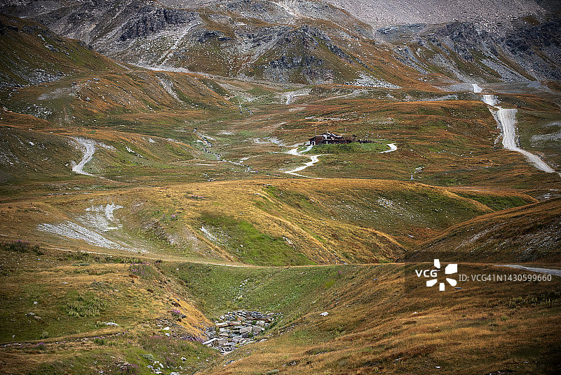 意大利阿尔卑斯山夏季云雾山景，勃朗峰附近无雪图片素材