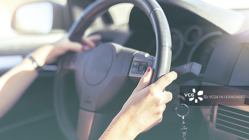 女人驾驶她的汽车图片素材