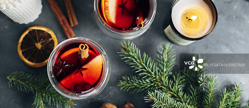 加了橙子、苹果、茴芹、肉桂棒和杉树枝的热红酒图片素材