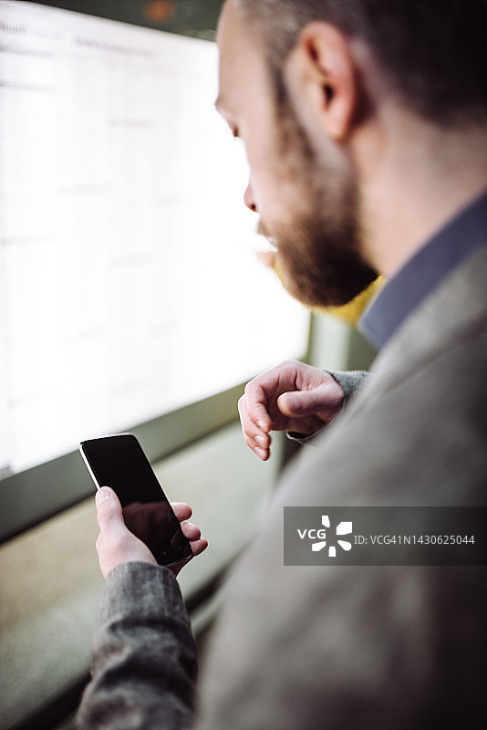 查看列车时刻表图片素材