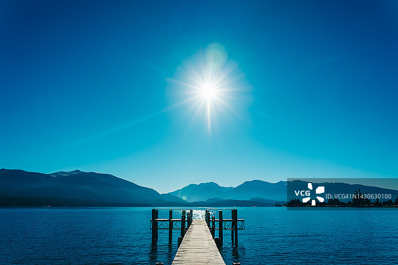新西兰南岛蒂阿瑙湖阳光明媚的船甲板图片素材