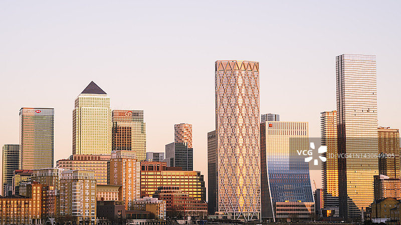 日落时分的伦敦金丝雀码头现代城市天际线图片素材