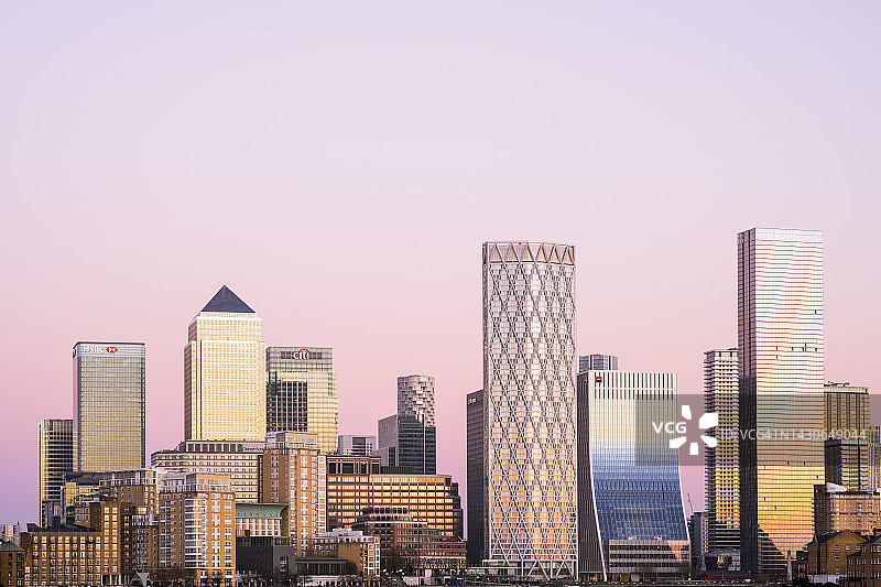 黄昏时分的伦敦金丝雀码头现代城市天际线图片素材