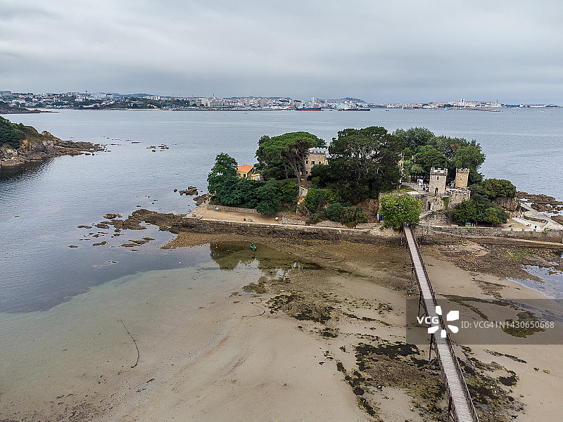 从圣克鲁斯观看拉科鲁尼亚海湾的航拍景观图片素材