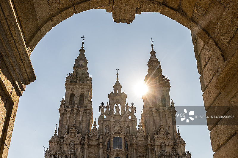 逆光下的圣地亚哥-德孔波斯特拉大教堂图片素材