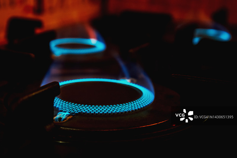 厨房燃气灶的蓝色火焰图片素材
