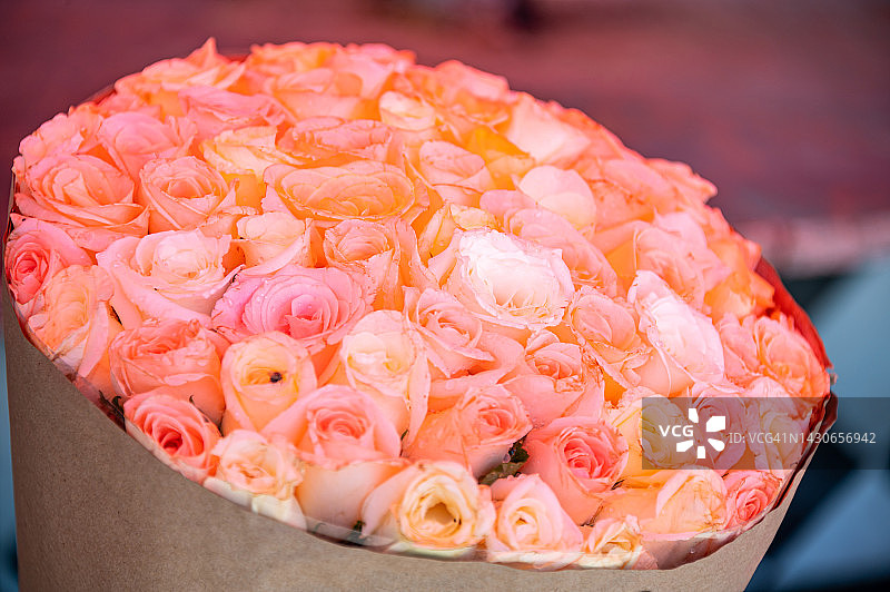 格鲁吉亚第比利斯花卉市场上出售的美丽玫瑰图片素材