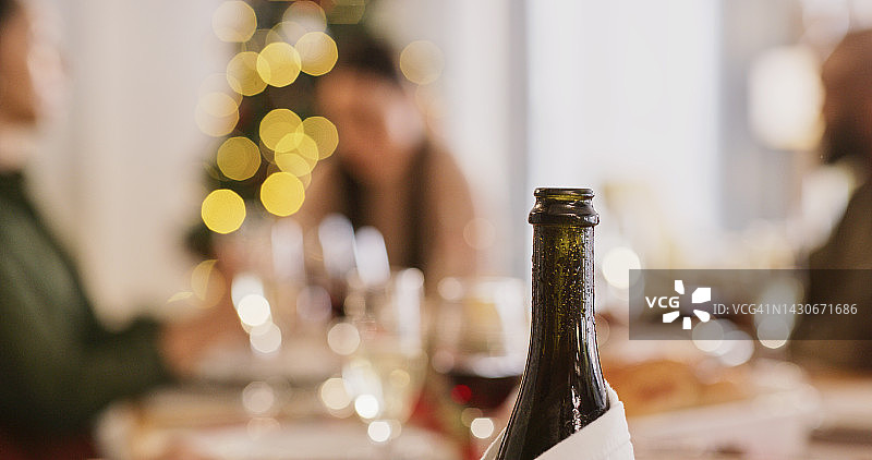 豪华香槟葡萄酒瓶，圣诞派对婚礼特写图片素材