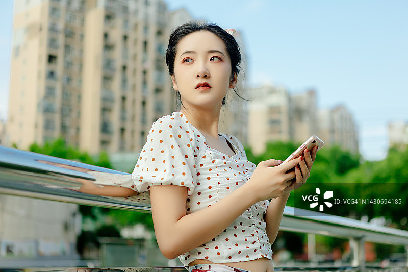 在城市里看书的女人：城市生存图片素材