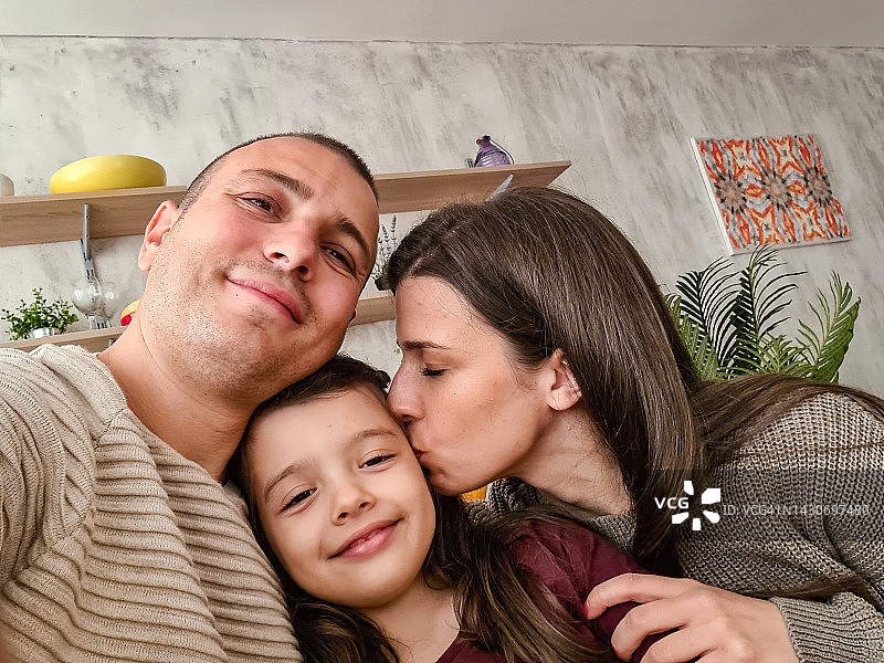 幸福家庭用智能手机自拍图片素材