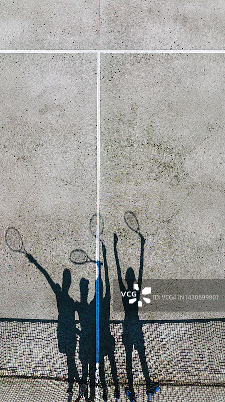 在网球场上的女朋友们图片素材