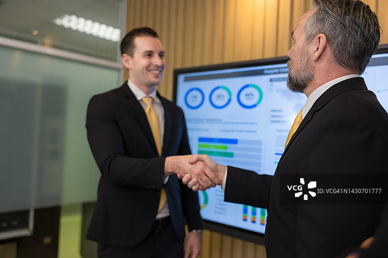 两位商人达成合作协议。图片素材