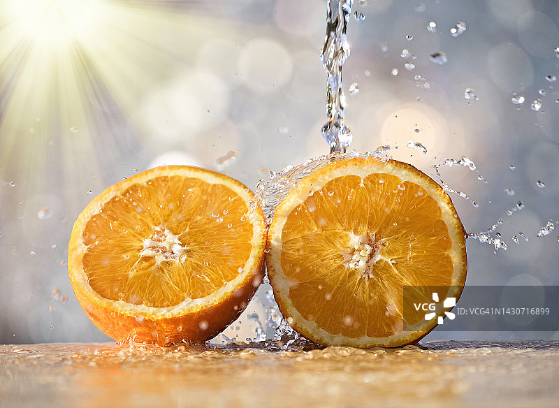 厨房里清洗橙子的特写图片素材