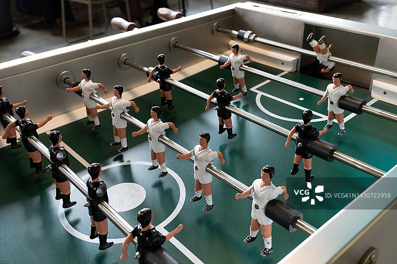 酒吧里的复古桌游：迷你桌上足球，休闲娱乐概念图片素材