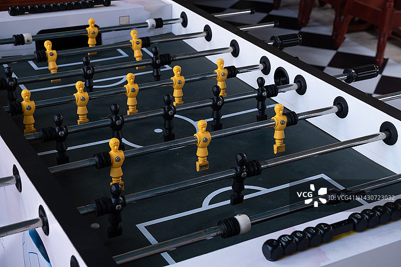 酒吧里的复古桌游：迷你桌上足球，休闲娱乐概念图片素材