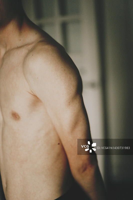 展示肱二头肌的匿名青少年图片素材