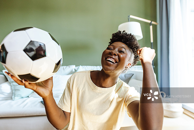 庆祝进球的女足球迷图片素材