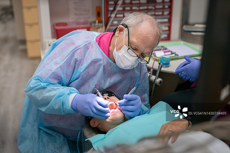 牙医为少数族裔患者治疗图片素材