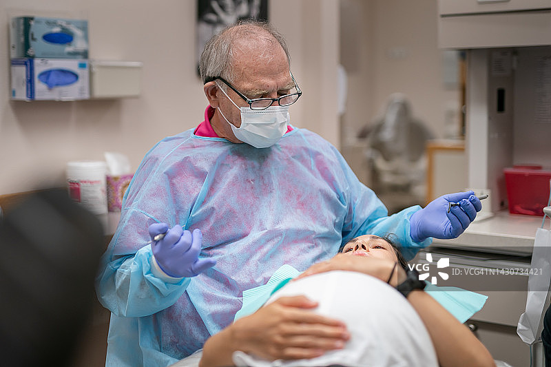 牙医为孕妇治疗图片素材