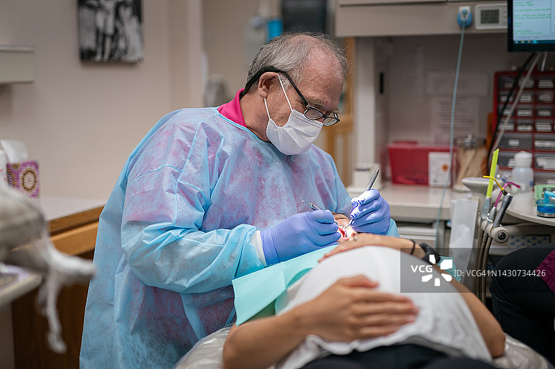 经验丰富的牙医为孕妇进行口腔护理图片素材