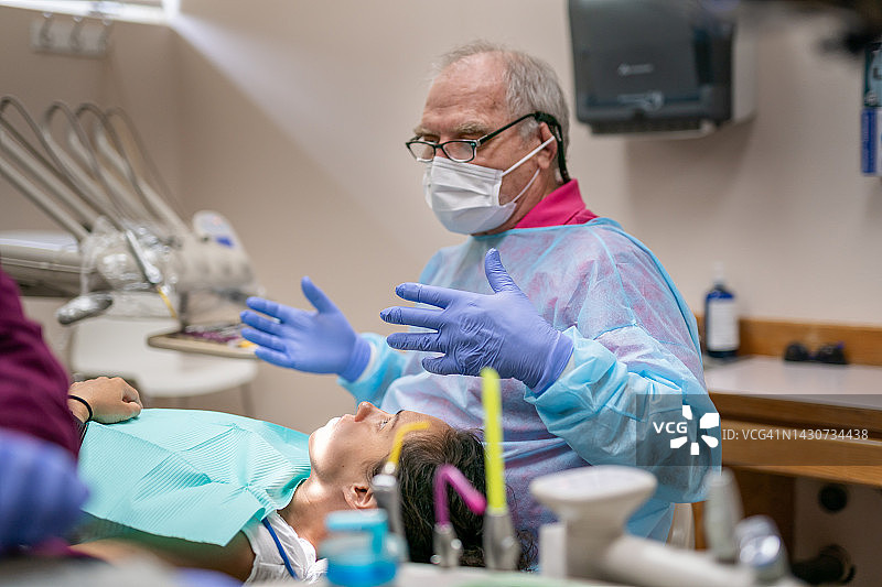 资深牙医向女患者讲解治疗过程图片素材