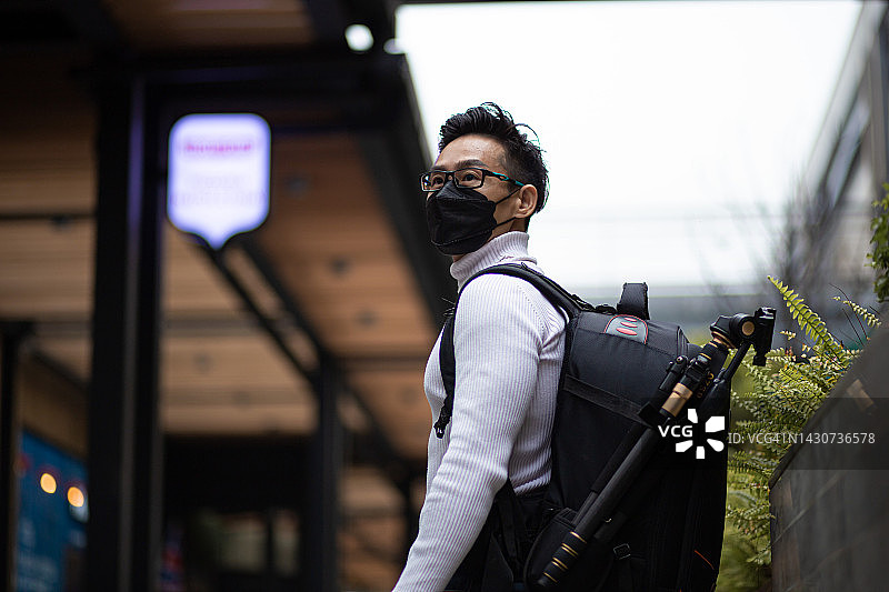 中国男子戴口罩在马来西亚云顶享受凉爽天气图片素材