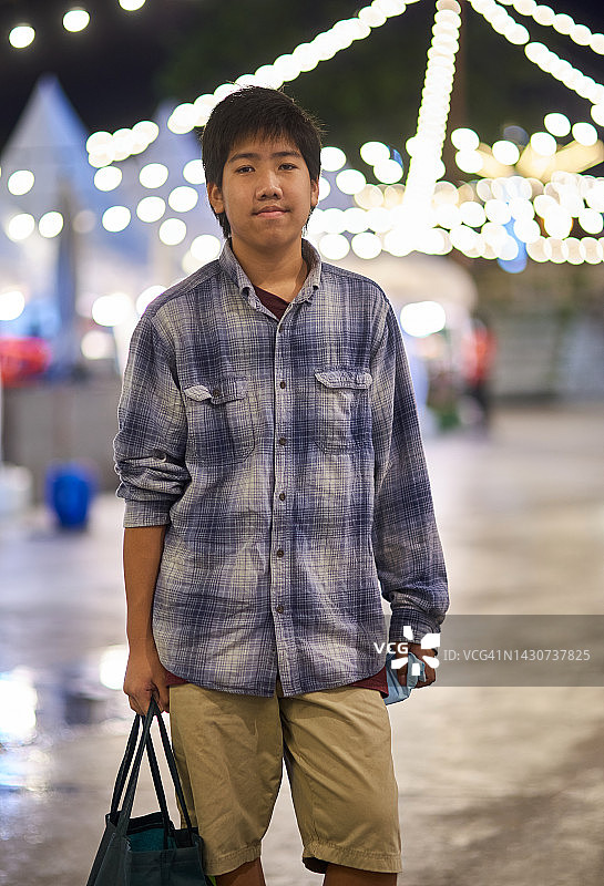 青少年使用可重复使用的布袋携带食物图片素材