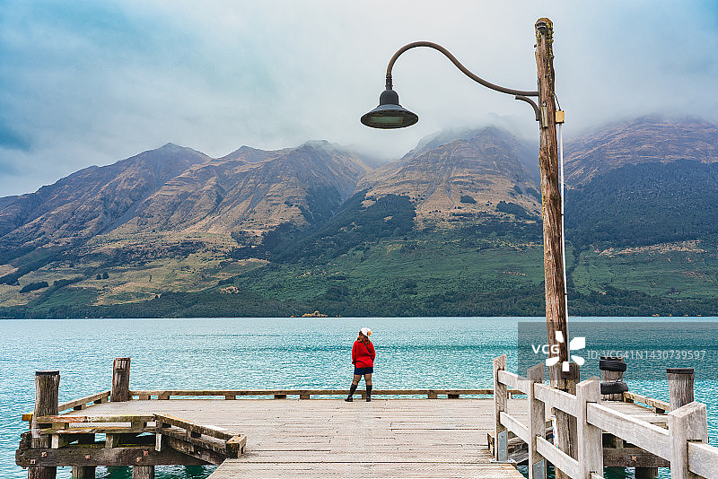 站在格莱诺基码头上的单身女人图片素材