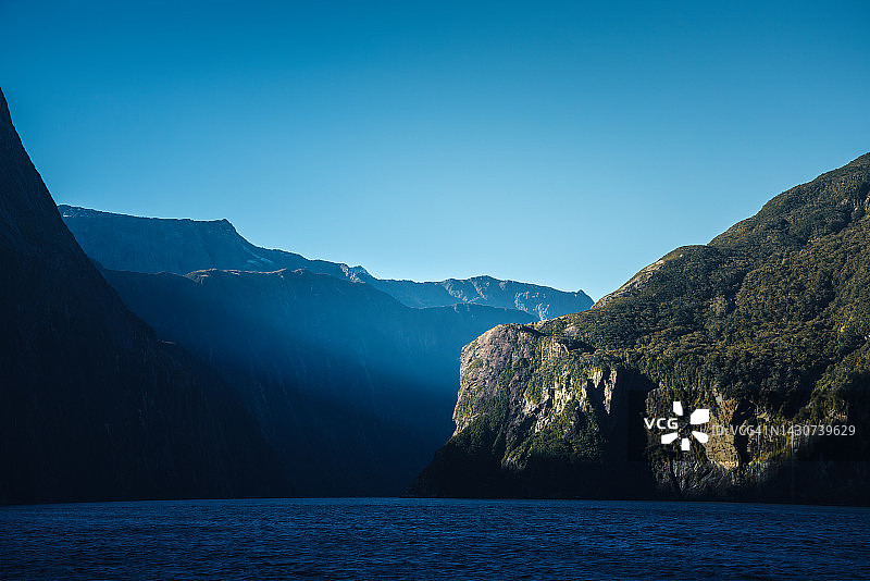 日出时分的新西兰米尔福德峡湾国家公园图片素材