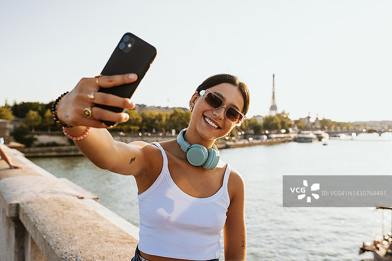 年轻旅客在巴黎享受城市之旅，并在社交媒体上自拍图片素材