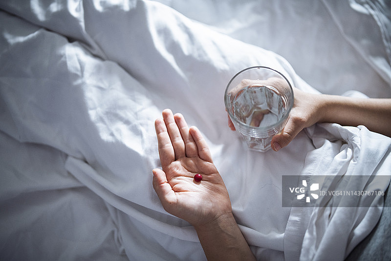 女士吃退烧药特写图片素材