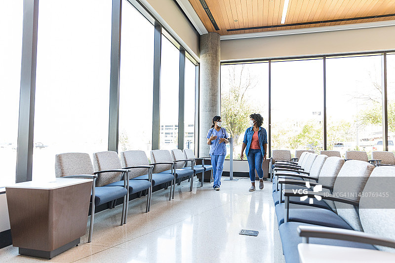 女护士在候诊室与女病人交谈图片素材