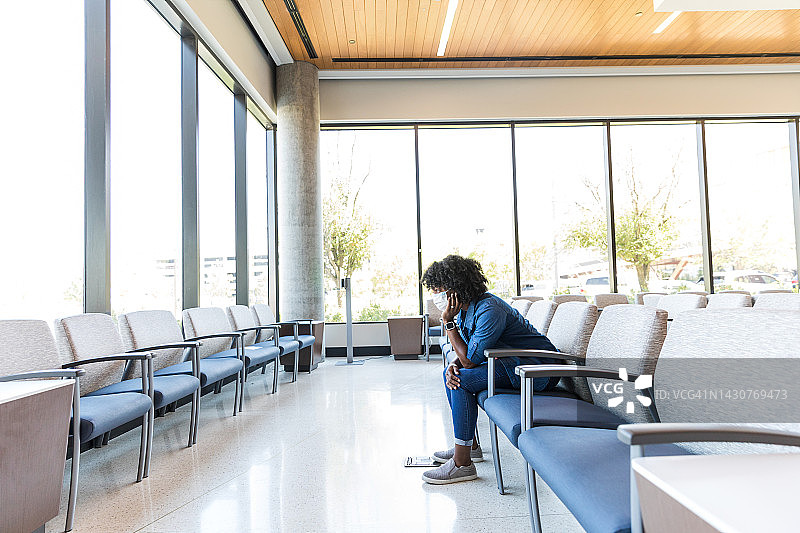 沮丧的中年妇女双手托着头思考图片素材