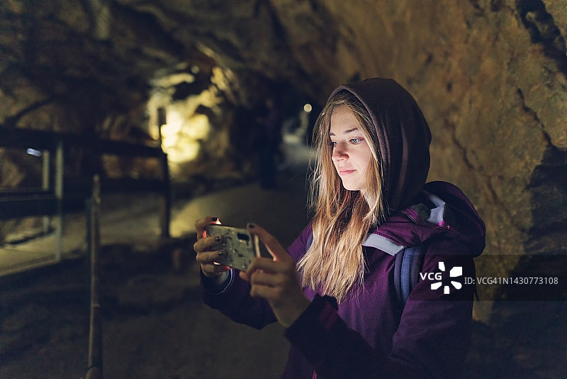 少女在奥地利探索洞穴图片素材