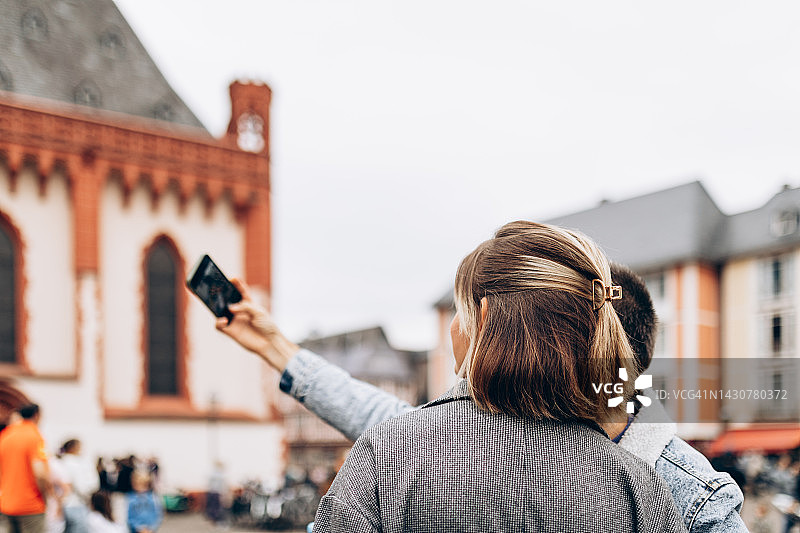快乐的女人和男人在城市自拍图片素材