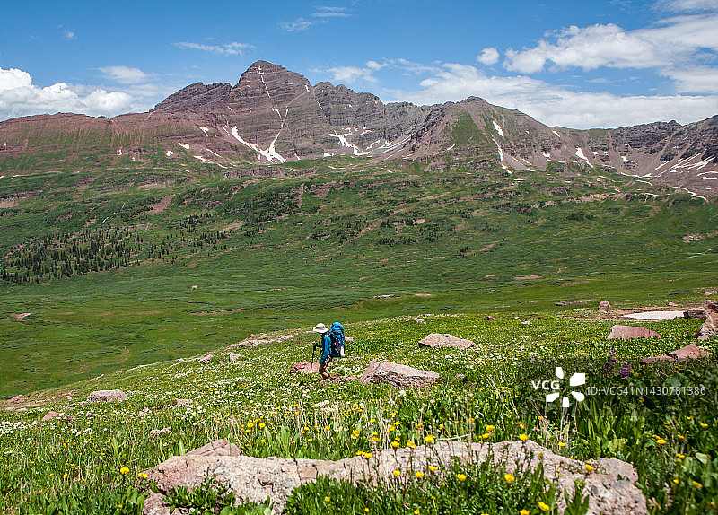 中年妇女在科罗拉多州栗色钟西侧背包旅行图片素材