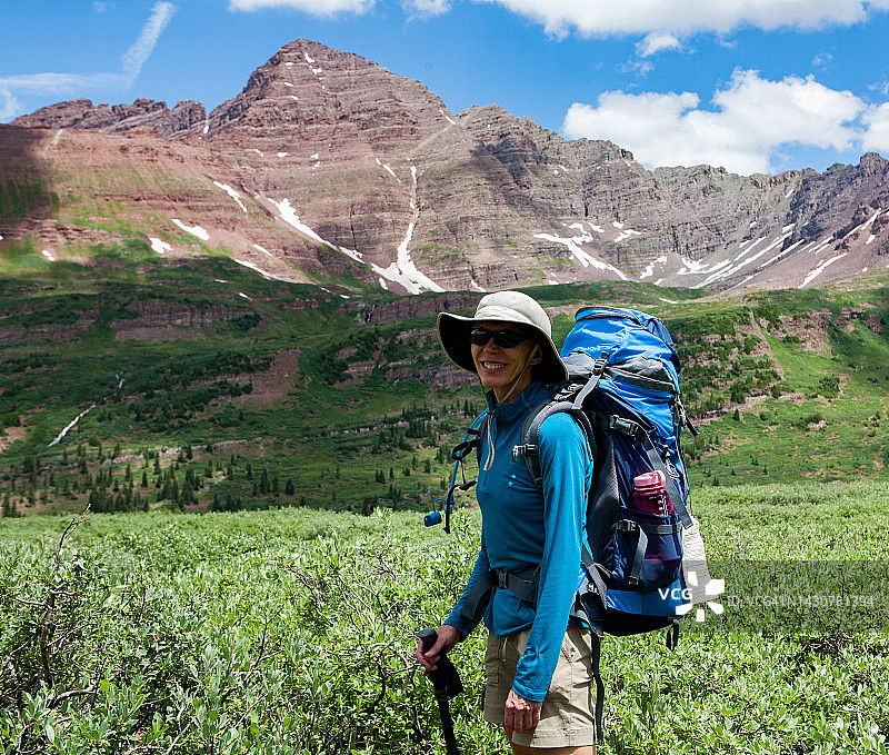 中年妇女在科罗拉多州栗色钟西侧背包旅行图片素材