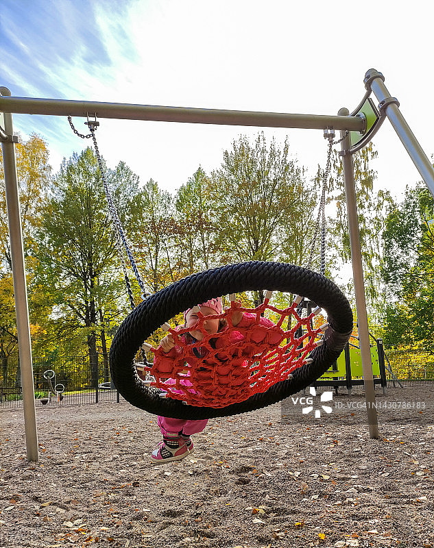 7岁的白人儿童在操场上玩耍，荡秋千。街上的儿童娱乐图片素材