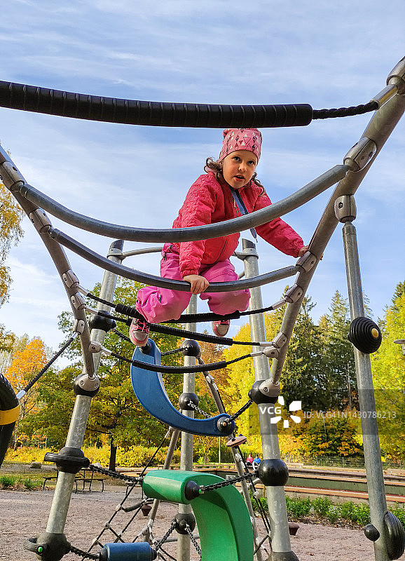 一个7岁的白人儿童在操场上玩耍。街上的儿童娱乐活动图片素材