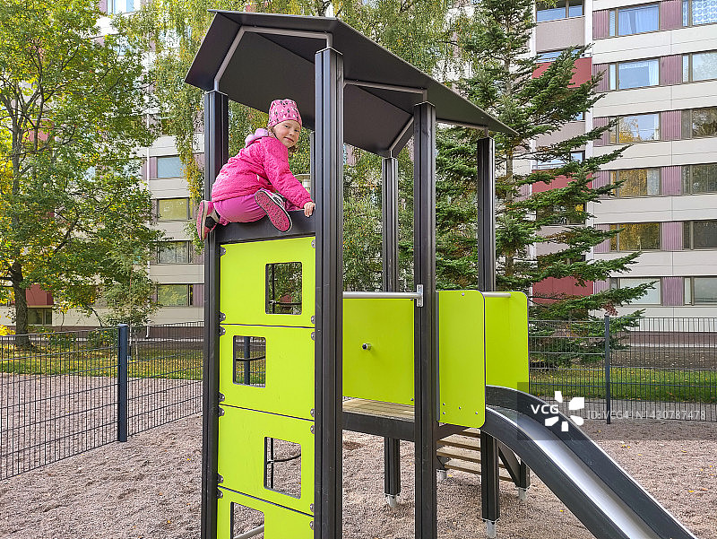 在操场上玩耍的7岁白人女孩图片素材