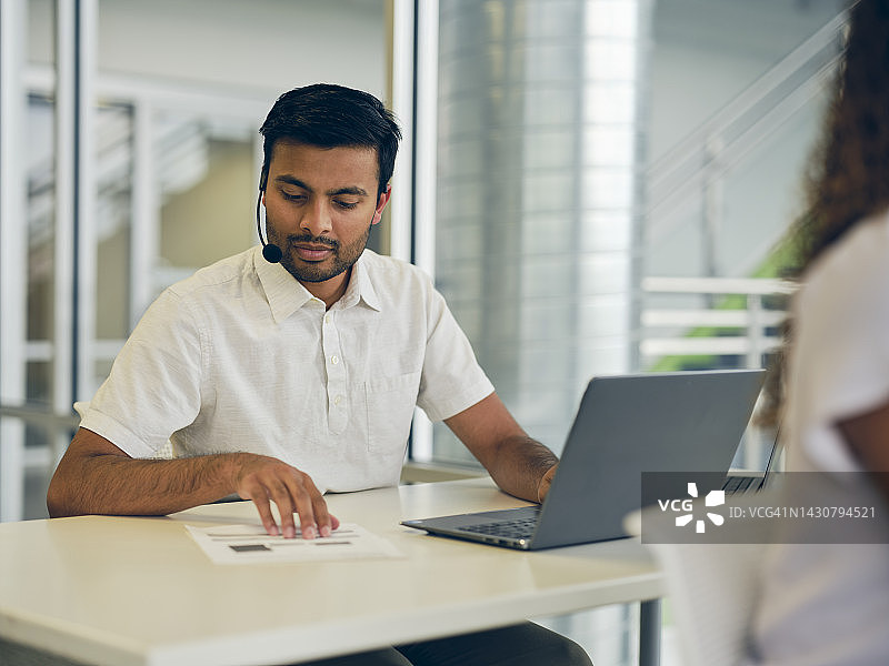 在客户服务中心工作的青年男子图片素材