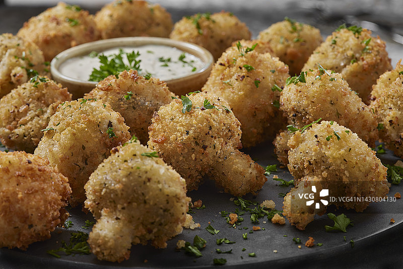 炸蘑菇配奶油牧场酱图片素材