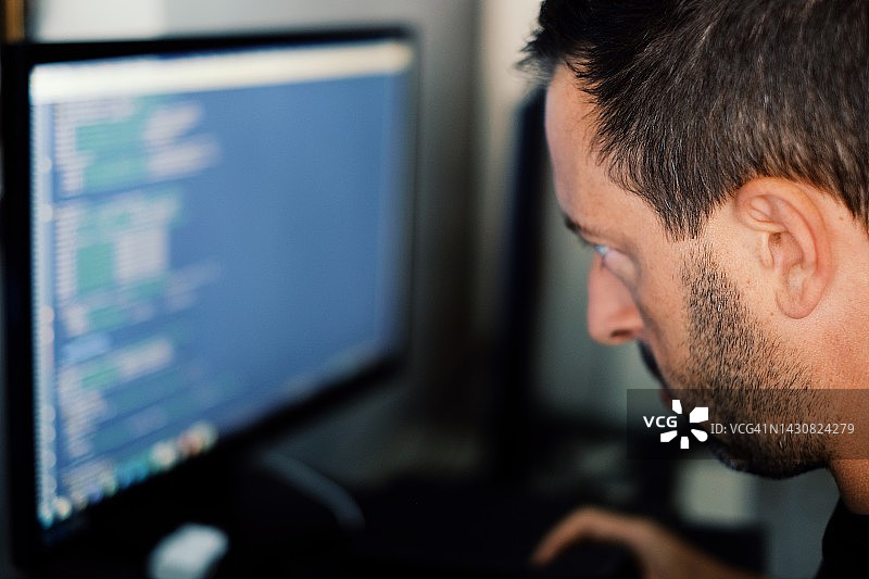 学习计算机科学的男人图片素材