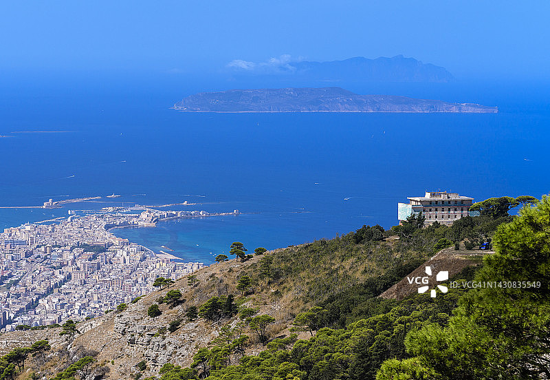 从意大利西西里埃里切的维纳斯城堡看到的特拉帕尼和第勒尼安海清澈的蓝色海水以及埃加迪群岛的壮丽景色图片素材
